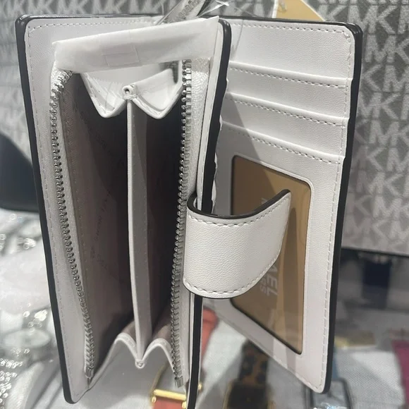 Michael Kors Jet Set Travel Md Printed Signature Logo Bi-Fold Wallet
Dragonfruit - Picture 8 of 16